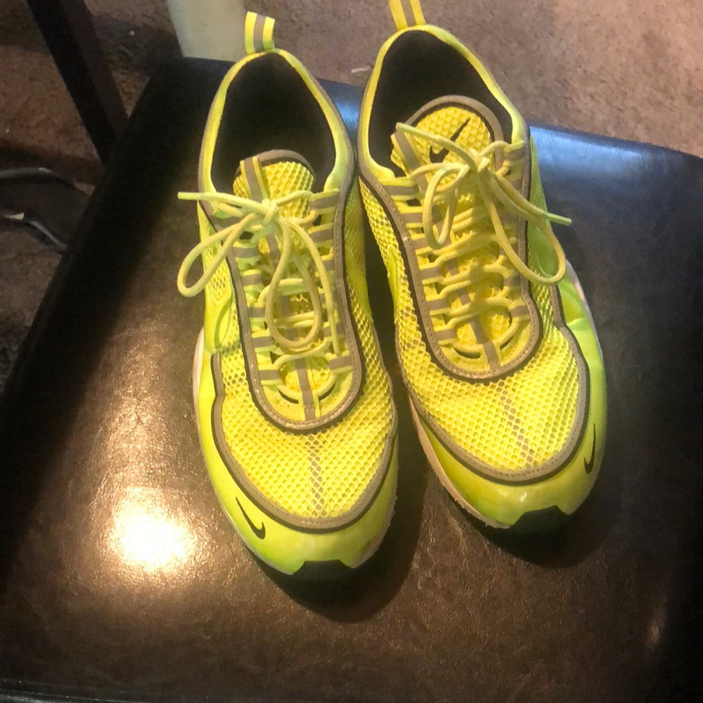 Men’s 10.5 needs to be cleaned missing inner sole